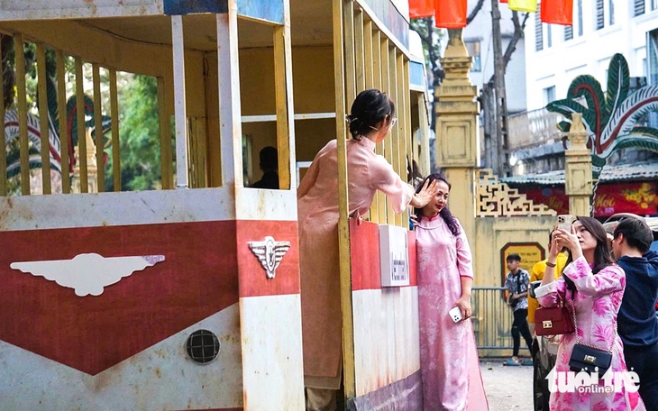 Chơi Tết phố cổ, người Hà Nội check-in với toa tàu điện cũ và xe cub ‘kim vàng giọt lệ’ - Ảnh 3. Chơi Tết phố cổ, người Hà Nội check-in với toa tàu điện cũ và xe cub ‘kim vàng giọt lệ’ - Ảnh 3.