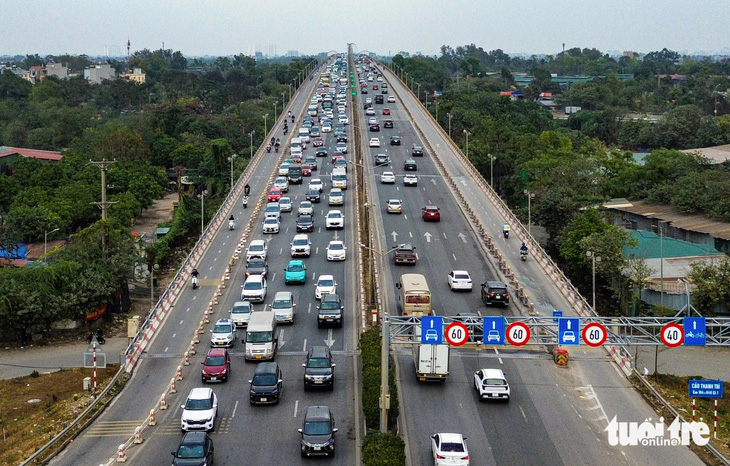 Người dân hối hả trở lại Hà Nội dù chưa hết nghỉ Tết, cửa ngõ kẹt cứng - Ảnh 6.