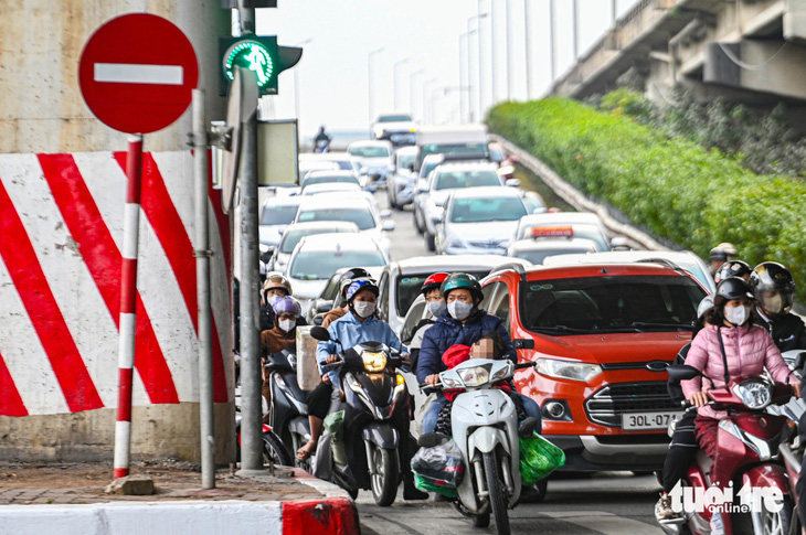 Người dân hối hả trở lại Hà Nội dù chưa hết nghỉ Tết, cửa ngõ kẹt cứng - Ảnh 7.