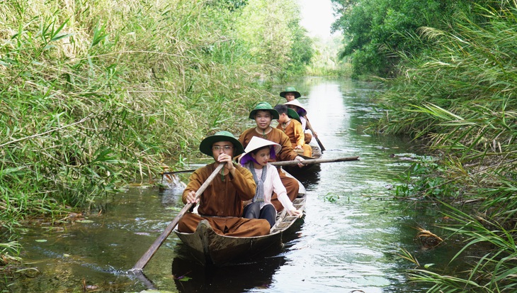 Du khách thích thú khi về rừng U Minh nghe chuyện rắn hổ mây khổng lồ - Ảnh 2.