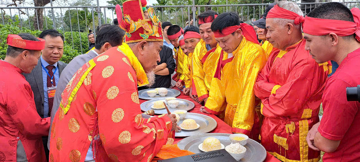 Hàng vạn du khách dự lễ khai hội chùa Keo, xem thi kéo lửa thổi cơm - Ảnh 5.