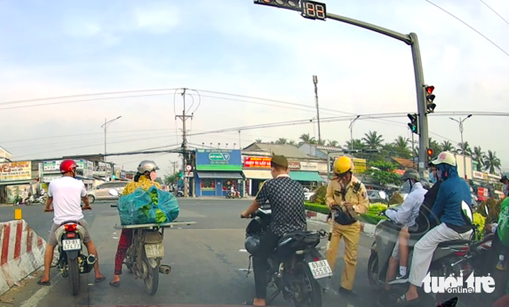 Đứng chờ đèn đỏ bị cảnh sát phát hiện tàng trữ ma túy, nam thanh niên bị khởi tố - Ảnh 1.