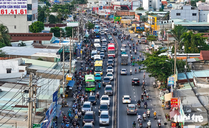 Làm đường trên cao, song hành để ‘gỡ kẹt’ cho quốc lộ 13 - Ảnh 1.