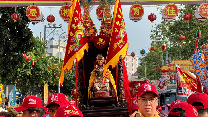 Hàng vạn người dự ‘lễ hội miễn phí’ Miếu Bà Thiên Hậu tại Bình Dương - Ảnh 1.