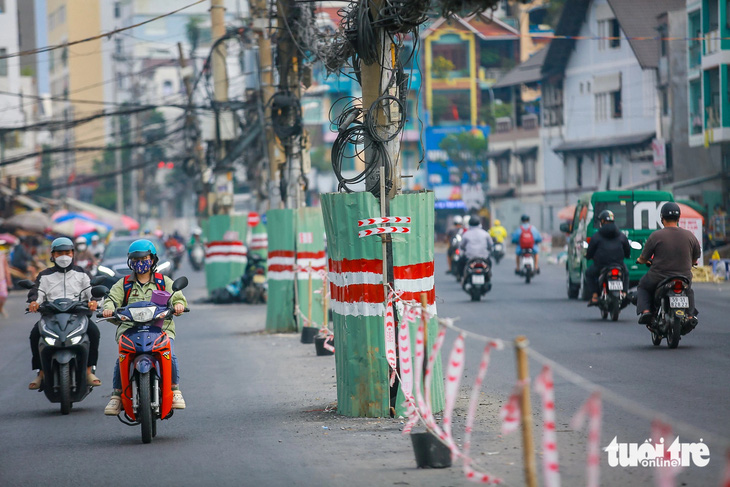 Cột điện giữa đường Dương Quảng Hàm vì sao chưa di dời? - Ảnh 1.