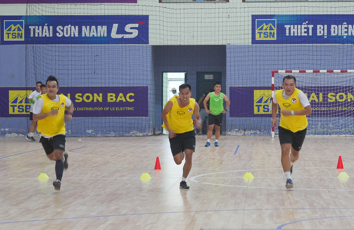 Ba trọng tài futsal Việt Nam không đạt thể lực - Ảnh 1.