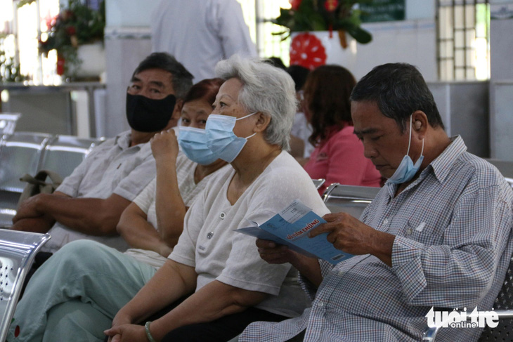 Người dân xin nghỉ học, nghỉ làm một buổi để tranh thủ tiêm vắc xin ngừa cúm mùa - Ảnh 4.