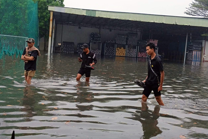 Mưa lớn suốt đêm, nhiều khu vực ở Đồng Nai ngập nặng - Ảnh 2.