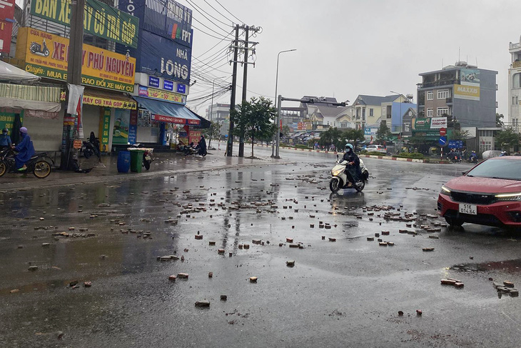 Mưa lớn suốt đêm, nhiều khu vực ở Đồng Nai ngập nặng - Ảnh 3.