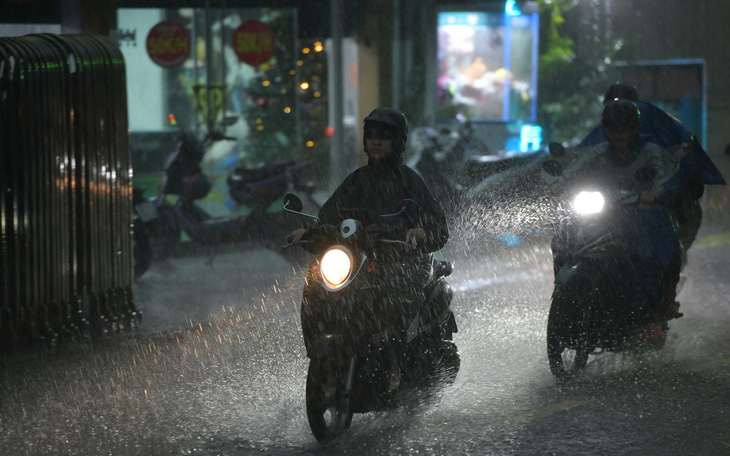 Sáng nay TP.HCM vẫn còn mưa rào dù áp thấp nhiệt đới đang suy yếu - Ảnh 2.