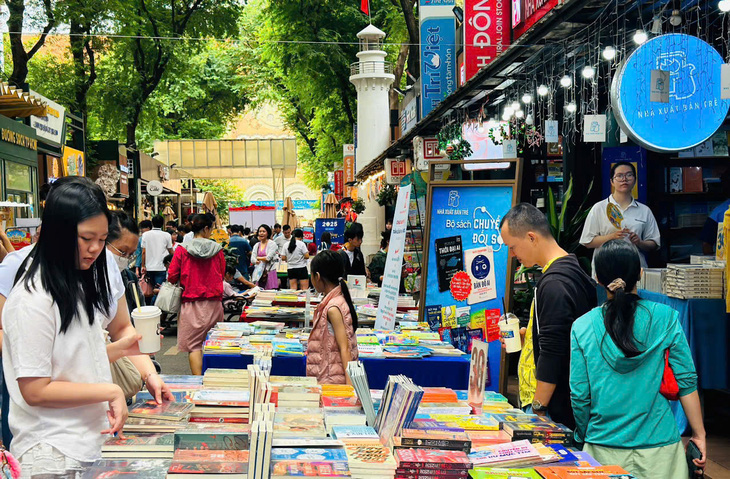 Giá trị của Đường sách TP.HCM không chỉ là doanh thu, khách nước ngoài rất vui thích đến đây - Ảnh 1.