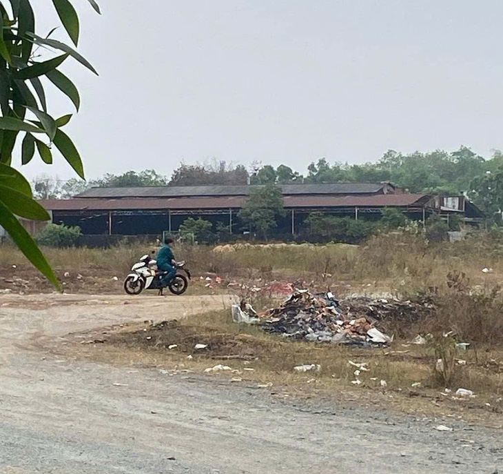 Truy bắt đối tượng đâm tài xế xe ôm công nghệ, cướp tài sản ở Bình Dương - Ảnh 1.