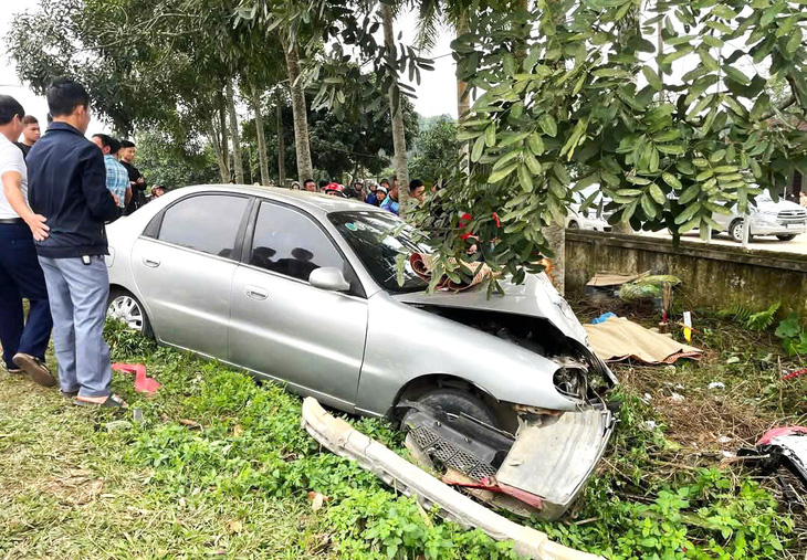 Hai bà cháu tử vong sau va chạm giữa ô tô và xe máy - Ảnh 1.