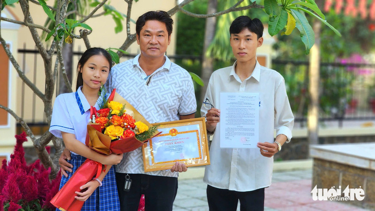 Khen thường người dùng cây chuối làm 'phao' cứu người đuối nước ở Hóc Môn - Ảnh 2.