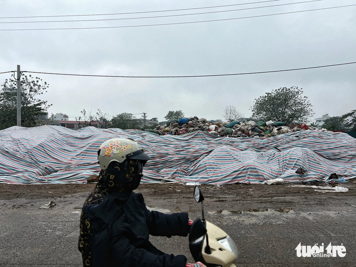 'Núi' bánh kẹo đổ trộm ở La Phù vẫn đang chất đống dù hai tuần đã trôi qua - Ảnh 1.