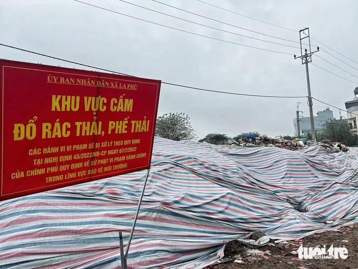 'Núi' bánh kẹo đổ trộm ở La Phù vẫn đang chất đống dù hai tuần đã trôi qua - Ảnh 7.