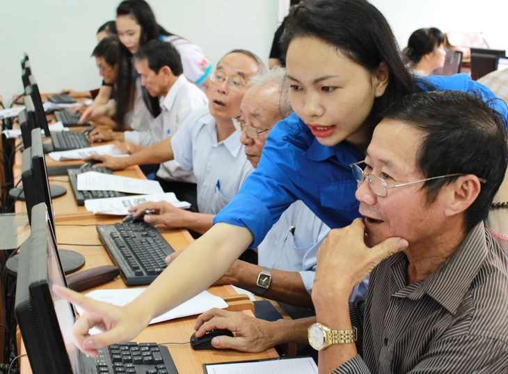 Vất vả tìm lại việc ở tuổi trung niên: Không bao giờ quá trễ để bắt đầu lại - Ảnh 2.