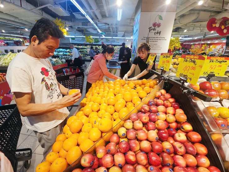 Dân thắt chặt chi tiêu, sức mua giảm - Ảnh 1.