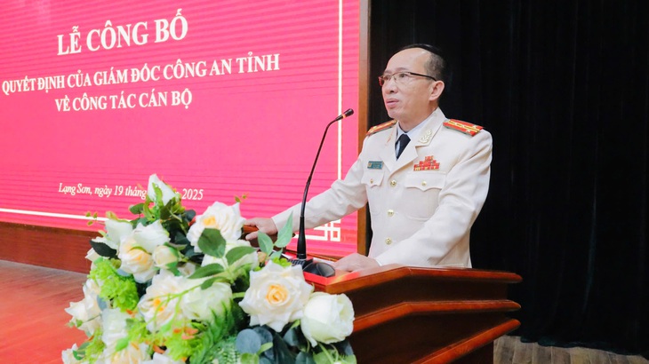 Đại tá công an xúc động, gửi tặng 4 câu thơ trong ngày công bố quyết định nghỉ hưu - Ảnh 3. Đại tá công an xúc động, đọc 4 câu thơ trong ngày nhận quyết định nghỉ hưu trước tuổi - Ảnh 2.