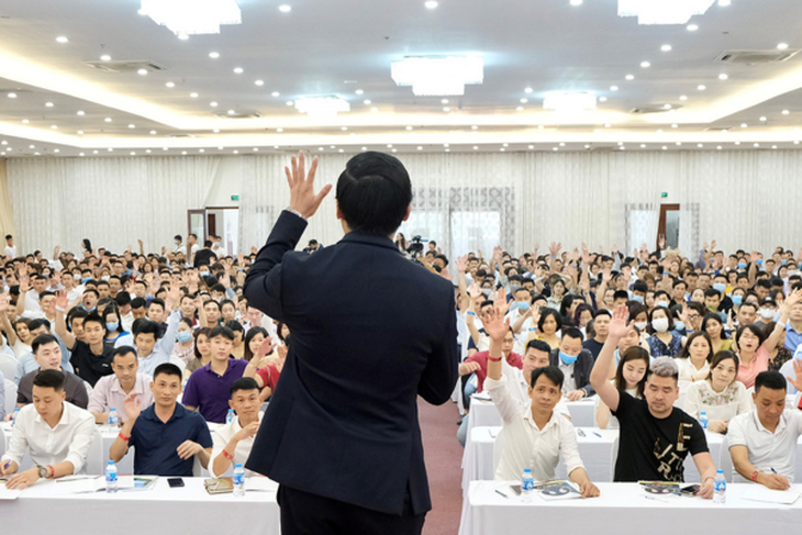 Học viên tham gia khóa học làm giàu tăng đột biến, công ty một diễn giả lãi lớn Học viên tham gia khóa học làm giàu tăng đột biến, công ty một diễn giả lãi lớn