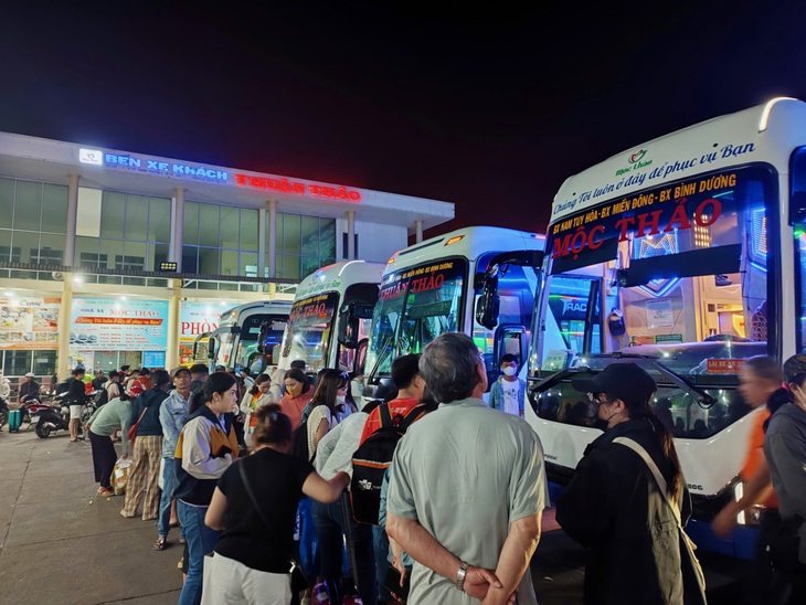 Hành khách xếp hàng dài ở bến xe, nhà ga để vào TP.HCM - Ảnh 5.
