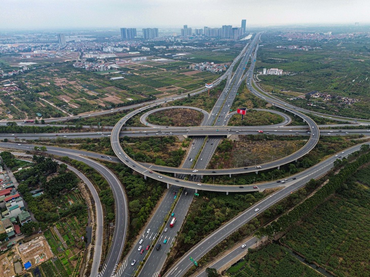 Người dân ùn ùn trở lại Hà Nội, cửa ngõ phía nam kẹt cứng - Ảnh 11.