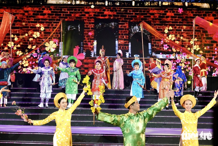 Bí thư Nguyễn Văn Nên dự chương trình kỷ niệm 95 năm Ngày thành lập Đảng Cộng sản Việt Nam - Ảnh 7.
