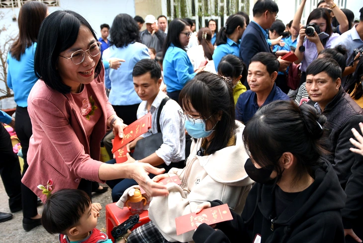 Doanh nghiệp ở Đồng Nai dành cả chục tỉ đồng lì xì cho công nhân quay lại làm việc - Ảnh 1.