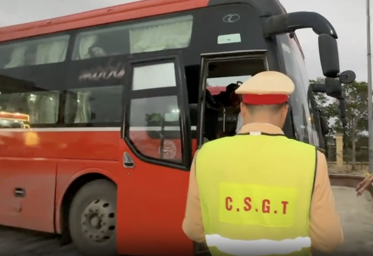 ‘Nhồi’ 56 người trên ô tô 46 chỗ, tài xế và chủ xe khách bị phạt 102 triệu đồng ‘Nhồi’ 56 người trên ô tô 46 chỗ, tài xế và chủ xe khách bị phạt 102 triệu đồng