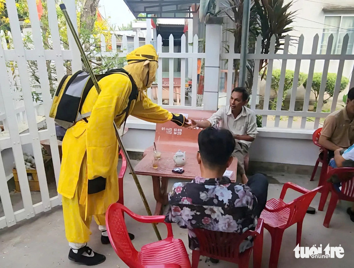 'Tôn Ngộ Không' một tay múa gậy bán vé số dạo, từng bán 12 tờ độc đắc cho khách - Ảnh 2.