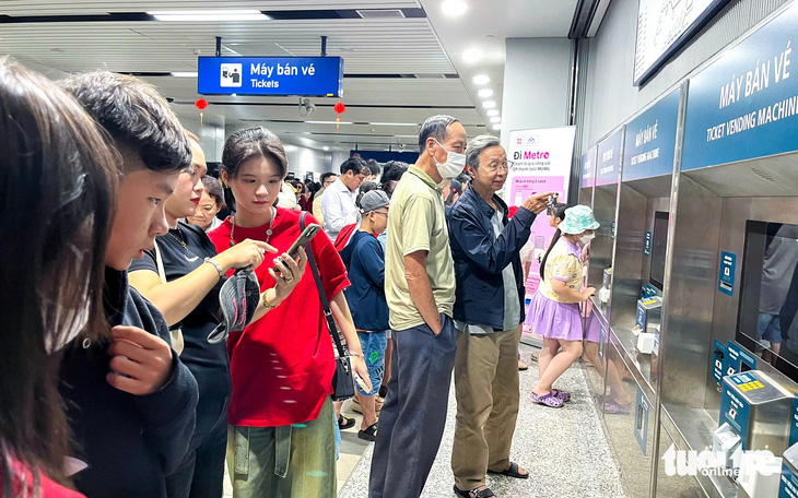 Nhiều người du xuân bằng metro số 1, doanh thu tàu khoảng 1,3 tỉ mỗi ngày - Ảnh 1.