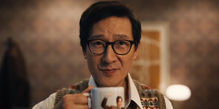 ke-huy-quan-as-marvin-looking-confident-while-holding-coffee-mug-in-love-hurts-1-17386459024702006670787.jpg