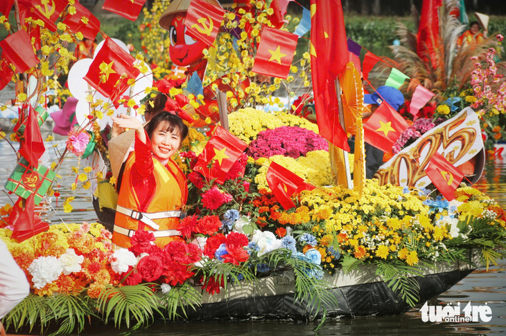 Hàng ngàn du khách chen nhau xem hội thuyền hoa, đua thuyền trên sông Dinh - Ảnh 5.