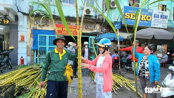 Hoan hỉ mua bán mía vàng trước ngày vía Ngọc Hoàng - Ảnh 1.