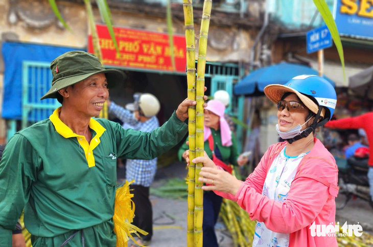 Hoan hỉ mua bán mía vàng trước ngày vía Ngọc Hoàng - Ảnh 3.