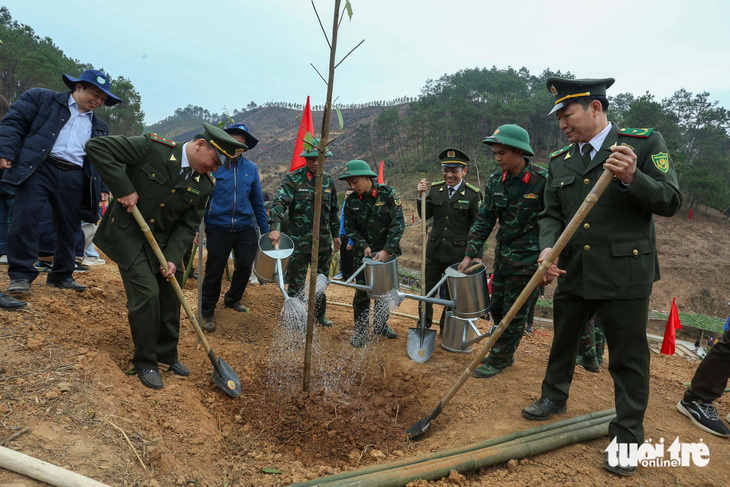 Chủ tịch nước Lương Cường: trồng cây bản địa, có khả năng chống chịu với biến đổi khí hậu - Ảnh 7.