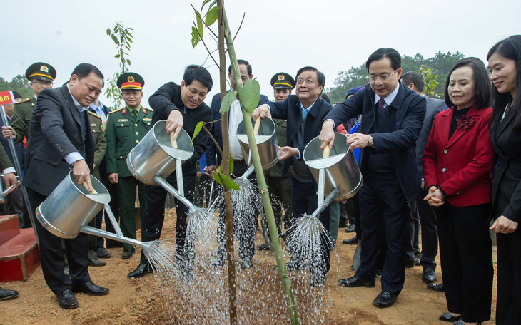 Chủ tịch nước Lương Cường dâng hương khai xuân tại Hoàng thành Thăng Long  - Ảnh 12.