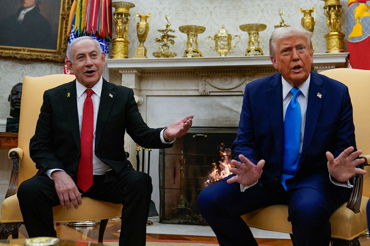 Ông Trump nói gì khi được Israel tặng máy nhắn tin vàng? - Ảnh 1.