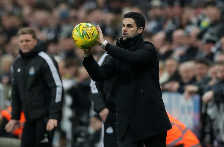 CĐV Newcastle chế giễu HLV Arteta vì đổ lỗi… cho quả bóng - Ảnh 1.