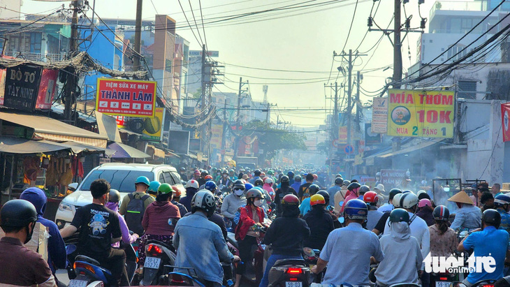 Bán hết 200 tờ, người bán vé số dạo đi mua con cá lóc cúng vía Thần Tài - Ảnh 1.