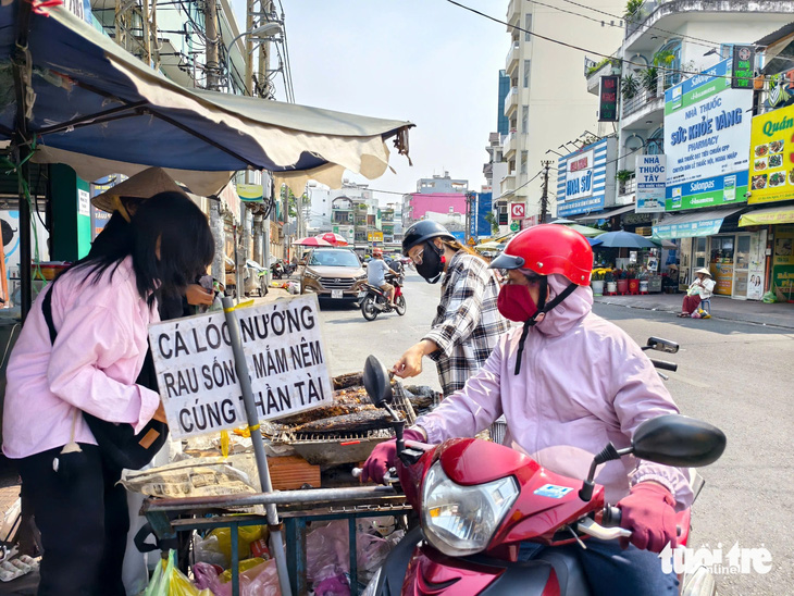 Cá lóc nướng lăn lóc ngóng khách - Ảnh 3.