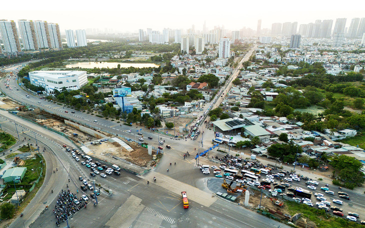 Thủ tướng nhắc đến Thaco, Hòa Phát, FPT để mời gọi doanh nghiệp đóng góp cho đất nước - Ảnh 4.