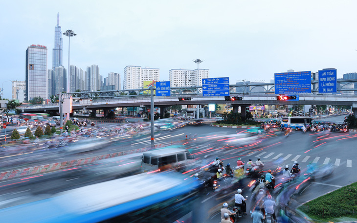 Toàn cảnh Hàng Xanh đến cầu Bình Triệu: Kẹt xe không lối thoát và nhà cửa xô lệch chờ TOD - Ảnh 2.