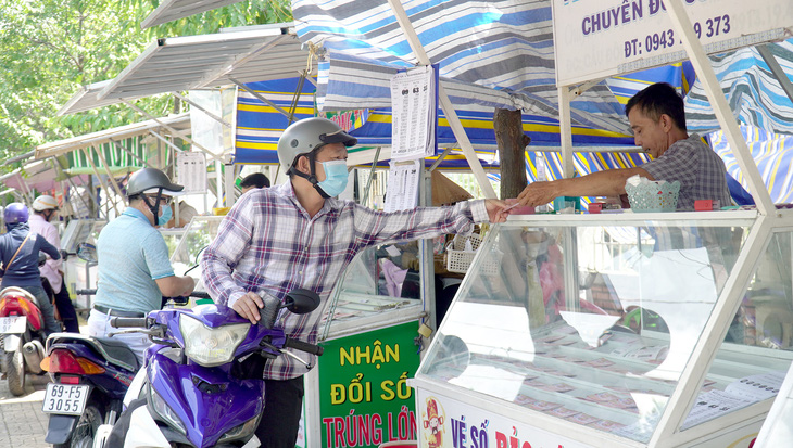 Làm gì để bán vé số dạo quy củ và chuyên nghiệp hơn? - Ảnh 1.