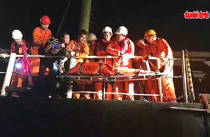 Đưa thuyền viên người Trung Quốc bị tai nạn trên biển về bờ cấp cứu
