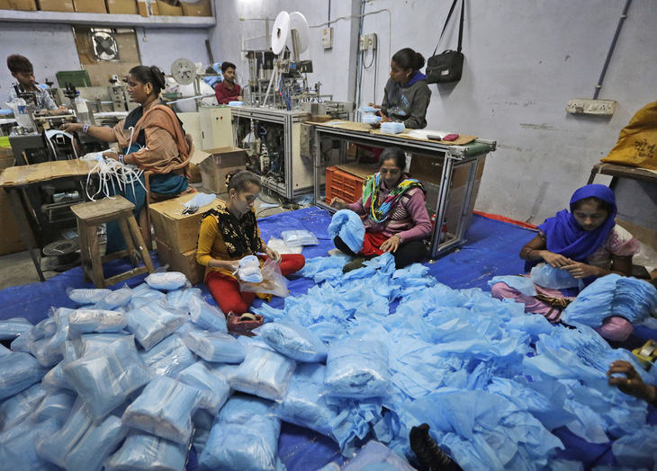 Ngày 1 tháng 2 năm 2020, Ấn Độ đã cấm xuất khẩu tất cả các loại khẩu trang, do sự bùng phát dịch viêm phổi cấp vì virus corona đang bùng phát từ Trung Quốc lây lan ra toàn cầu. Hình của Ajit Solanki, chụp ở một đơn vị sản xuất mặt nạ phẫu thuật tại Ahmadabad, Ấn Độ (AP Photo).