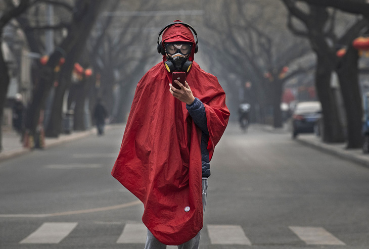 Mắt kính của một phụ nữ bị mờ khi cô đeo khẩu trang kín mít giữa đợt tuyết rơi ở Bắc Kinh, ngày 2 tháng 2 năm 2020. Hình của Mark Schiefelbein (AP Photo).
