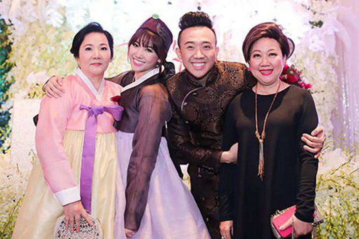 Vợ chồng Hari Won - Trấn Thành cùng hai người mẹ trong ngày cưới.