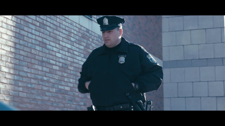 Chris Daukaus trong trang phục của một sĩ quan cảnh sát