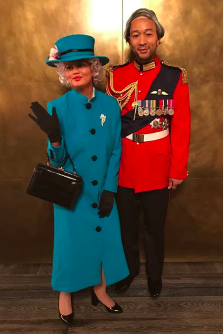 Chrissy Teigen và John Legend chọn style hóa trang thành Nữ hoàng Elizabeth và Hoàng tử Phillip